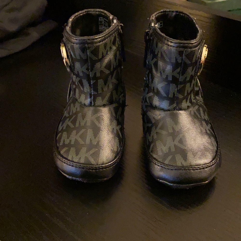Michael Kors crib shoes soft size 3